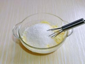 待奶油奶酪融化时加入白砂糖，继续隔水搅拌。