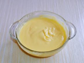 奶油奶酪与蛋液全部混合后的图，一定要分三次加入蛋液。