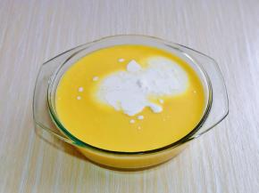 再加入奶油，同样充分拌均匀，使奶油与奶酪蛋液安全融合。