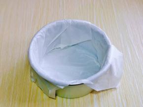 6寸的蛋糕模具，包上一张油纸，压平整。