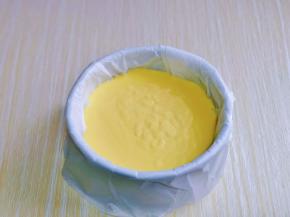 再把做好的蛋糕液倒入模具中，轻轻震两下，将气泡震出。