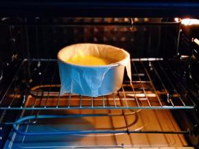 烤箱提前预热，模具放入烤箱中层，上下210度烤30分钟。