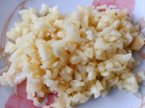 蒜去皮剁成蒜粒