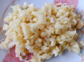 蒜去皮剁成蒜粒