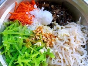 放入调味料糖、辣椒油、醋、盐、味精