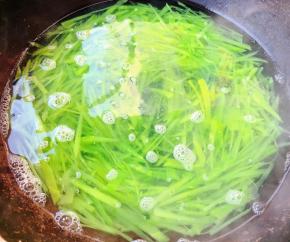 锅中烧开水放入莴笋丝焯水断生