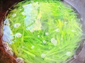 锅中烧开水放入莴笋丝焯水断生