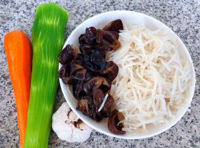 准备原材料莴笋、胡萝卜去皮木耳泡发好洗净、豆芽摘去两端洗净在开水中焯水断生后立即放入冷水中过凉沥干水份备用