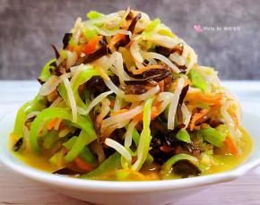 开胃爽口的莴笋拌豆芽木耳胡萝卜装入盘中就大功告成了