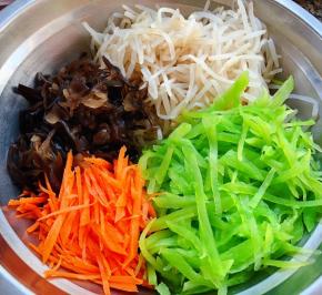 莴笋、豆芽、胡萝卜、木耳放入容器中