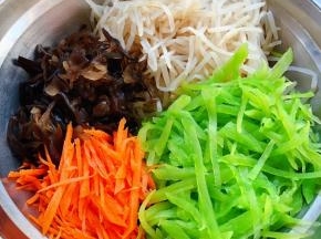 莴笋、豆芽、胡萝卜、木耳放入容器中