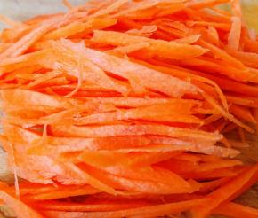 胡萝卜切成丝备用