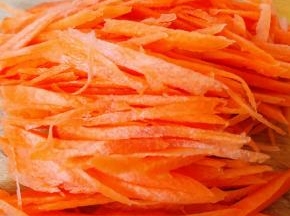 胡萝卜切成丝备用