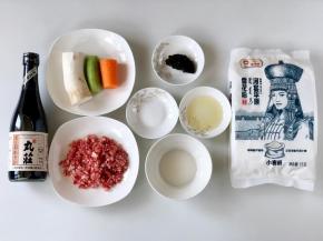 准备好食材，杏鲍菇洗净，黄瓜、胡萝卜洗净去皮。