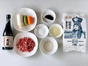准备好食材，杏鲍菇洗净，黄瓜、胡萝卜洗净去皮。