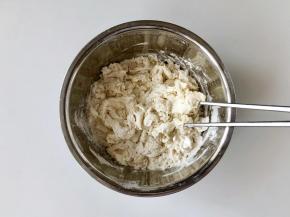 面粉中加入盐，用温水和面，将面搅成雪花状；