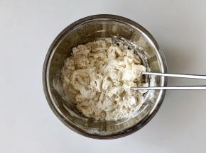 面粉中加入盐，用温水和面，将面搅成雪花状；