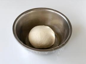 之后揉成面团，盖上盖或保鲜膜饧发40分钟。