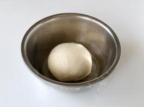 之后揉成面团，盖上盖或保鲜膜饧发40分钟。