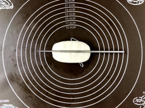 把饧好的面团揉光滑。