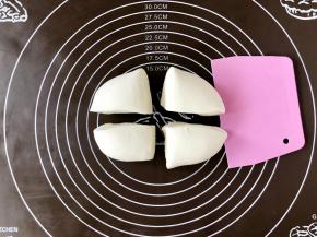 之后把揉好的面均分成4等份面剂子。
