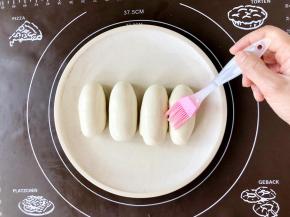 面剂子搓成条状，盘子里刷一层油，搓好的面剂子放在盘中，再用刷子在面剂子上刷上一层薄油。