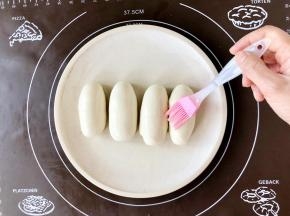 面剂子搓成条状，盘子里刷一层油，搓好的面剂子放在盘中，再用刷子在面剂子上刷上一层薄油。