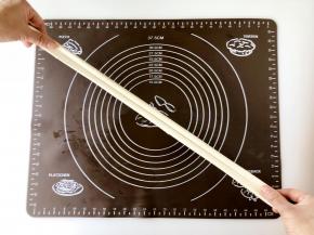 拉起面片两端，双手用力向两侧抻开;