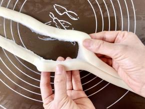 从面片压出的槽印处把面条撕开；