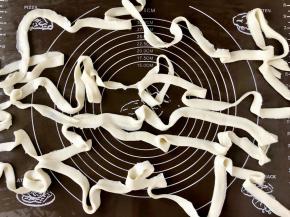 其他面剂子处理方式相同，扯出面条待用。