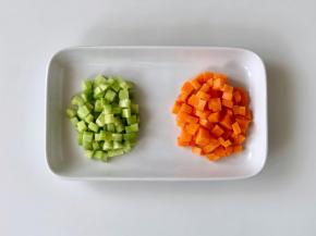 饧面的时候，把制作杏鲍菇肉酱的食材准备好，黄瓜和胡萝卜去皮，切成小丁。