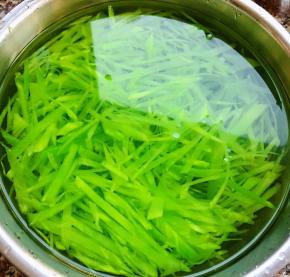 立即捞出放入冷水中过凉洗净