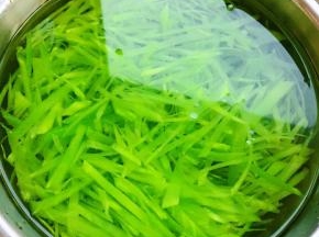 立即捞出放入冷水中过凉洗净