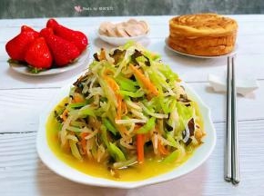 这道美味小菜营养丰富非常适合减肥中的小伙伴们哦