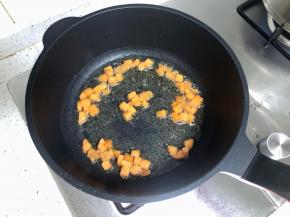 不粘锅烧热，倒入油炒热，做卤子可以多放一些油，先把胡萝卜炒软；