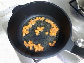 不粘锅烧热，倒入油炒热，做卤子可以多放一些油，先把胡萝卜炒软；