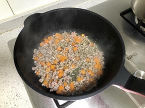 再把猪肉末放入锅中，翻炒至外面变白。