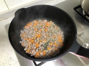 再把猪肉末放入锅中，翻炒至外面变白。