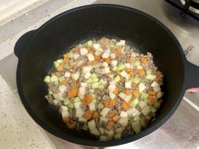 然后倒入杏鲍菇、黄瓜丁，翻炒均匀。