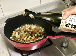 然后倒入调味料，加入生抽和豆瓣酱翻炒均匀，让所有食材都裹上酱料。