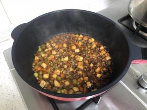 加入适量水，没过食材即可。