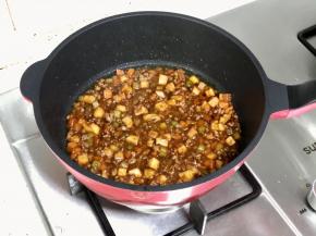 煮开之后，所有食材熟了，就可以加入水淀粉勾芡，这样汤汁会比较浓稠，然后盛出待用。