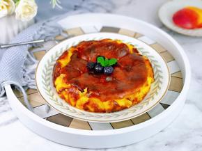 烤好的蛋糕无需倒扣，直接取出晾凉之后放入冰箱冷场3-4小时即可食用。