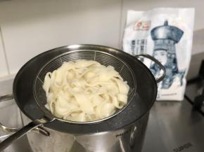 扯好的面下沸水中，大概煮3分钟左右就可以捞出了。
