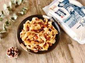 把炒好的杏鲍菇肉酱浇在煮好的扯面上，拌匀后就可以吃啦，超级美味哦！