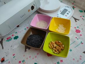 准备好全部的食材，称重备用，黑芝麻最好用平底锅小火焙炒一会炒出香味。