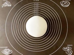 把“主面团”的食材混合，揉成光滑不粘手的面团，手揉，借助面包机或厨师机都可以。