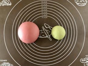 揉好的面团分成一大一小两部分，大的加红曲粉揉成粉色，小的加抹茶粉，揉成颜色均匀，光滑不粘手的面团。