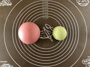 揉好的面团分成一大一小两部分，大的加红曲粉揉成粉色，小的加抹茶粉，揉成颜色均匀，光滑不粘手的面团。