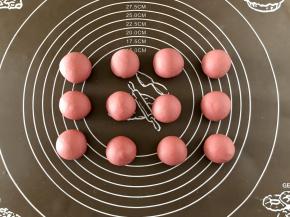 把粉色面团揪成约25g一个的小面团，每一个都揉光滑，用保鲜膜盖好。